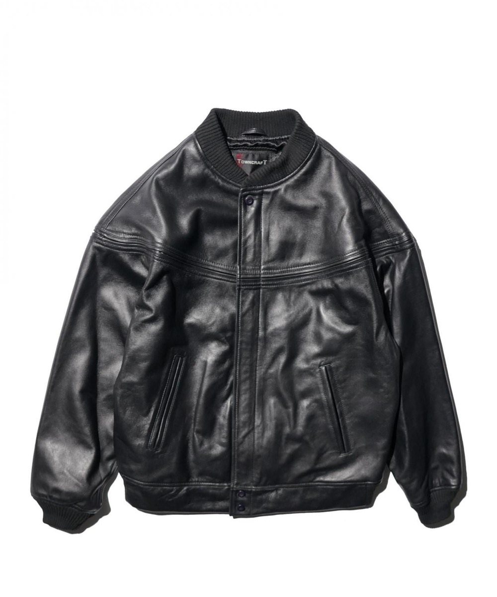 Front of the sheep leather derby jacket in BLACK. Rib-knit stand collar and cuffs, seam line from the chest to the shoulders, slanted pockets on the left and right at the waist