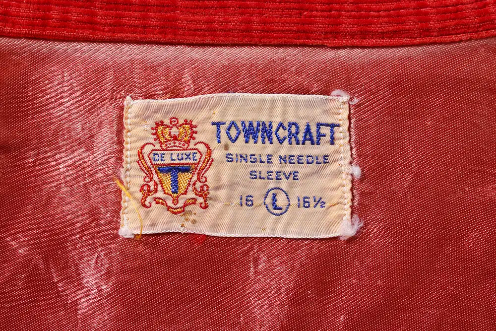 1940年代のDE LUXEタグの実物。王冠をいただく紋章にDE LUXEの文字が入る